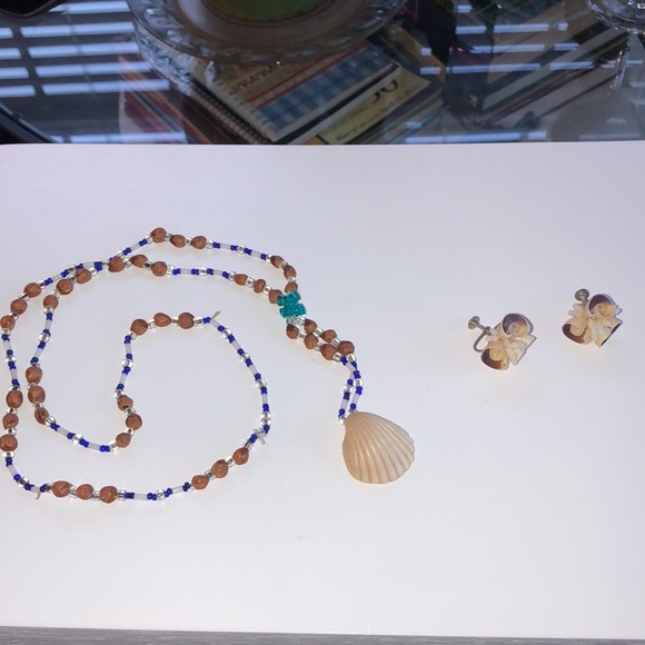 Vintage shell necklace and screw on earrings set - Picture 5 of 8